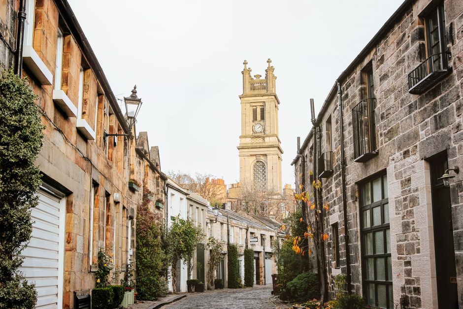 A cobbled mews street in Stockbridge, Edinburgh